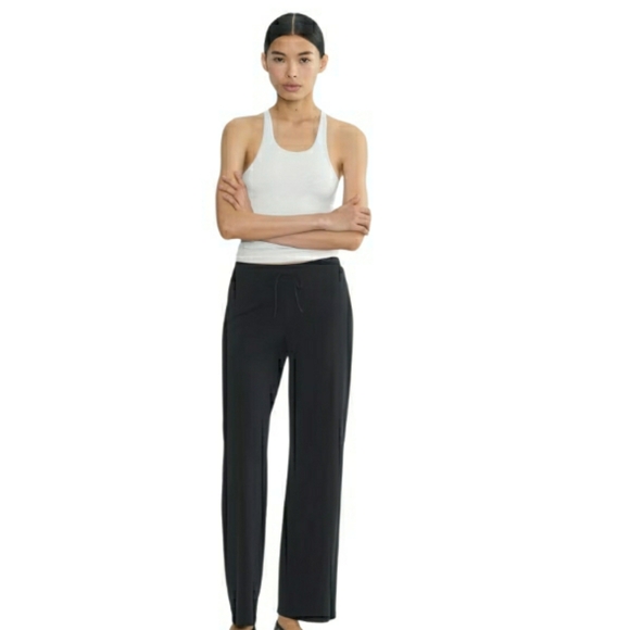 Aritzia Pants - NWT Aritzia TNA Chill Pant- S